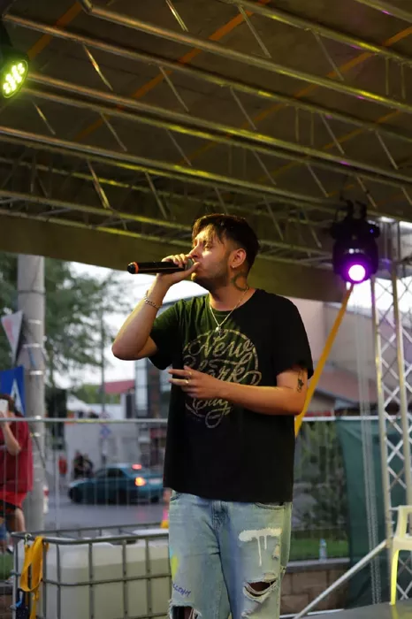 Ce a pățit Johny Romano în timpul unui concert. Moment de panică pentru artist