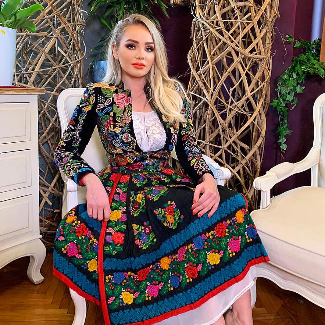De ce Maria Constantin nu îmbracă haine tradiționale la toate nunțile sau evenimentele la care cântă