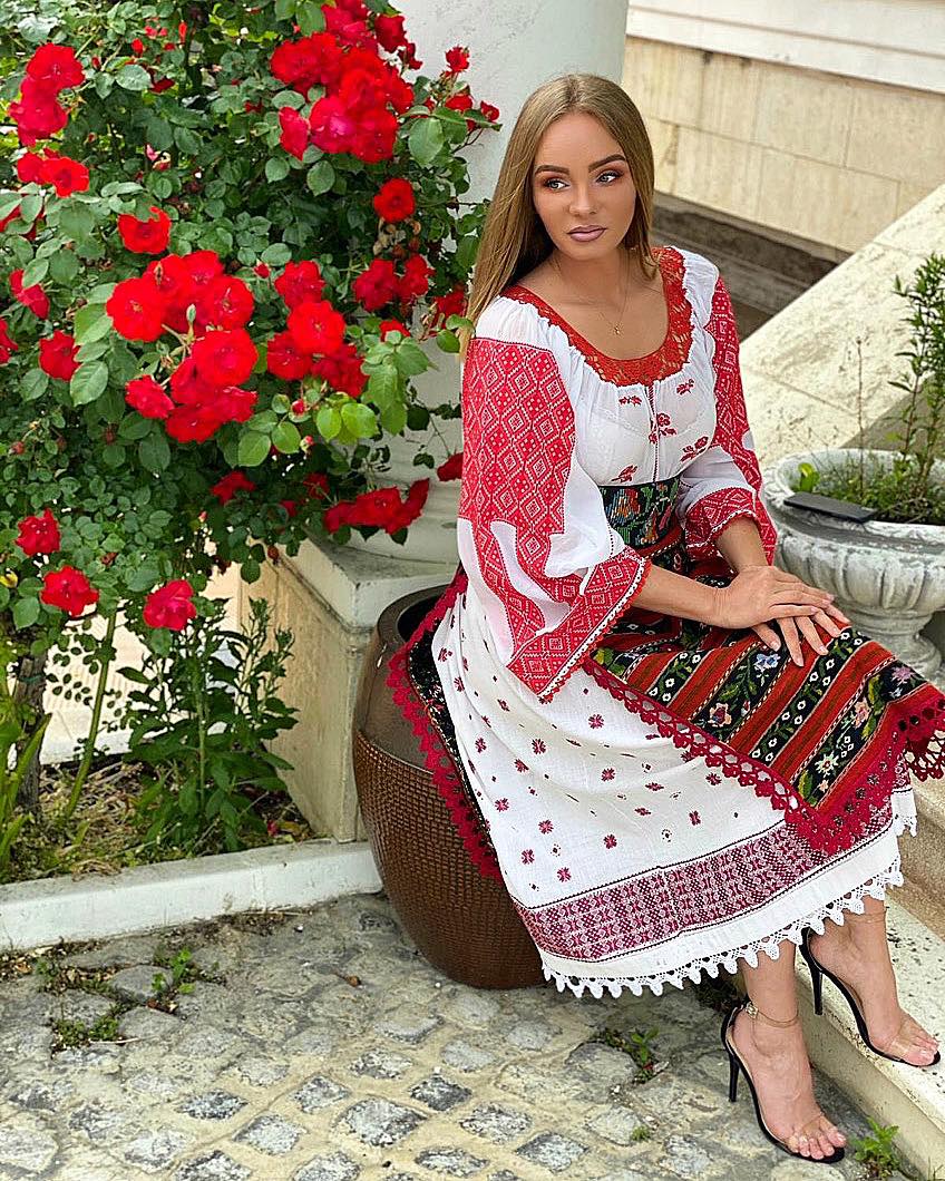 De ce Maria Constantin nu îmbracă haine tradiționale la toate nunțile sau evenimentele la care cântă