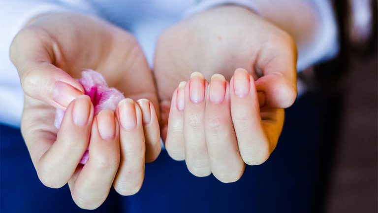 Trucul pentru ca oja să nu-ți sară de pe unghii. Ce trebuie să faci de fapt înainte de a o aplica. Secretul pentru o manichiură rezistentă