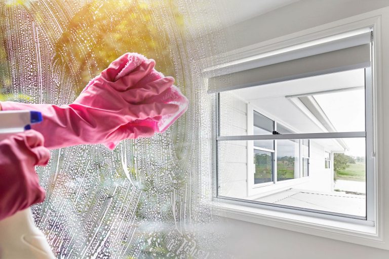 Produsul ieftin care îți curăță imediat tocurile geamurilor. Rezultatul e uimitor, te scapă de praf și pete