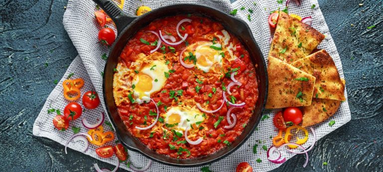 Cum se face Shakshuka, celebra rețetă de ouă cu roșii și ardei pentru micul dejun. Secretul pentru un gust desăvârșit