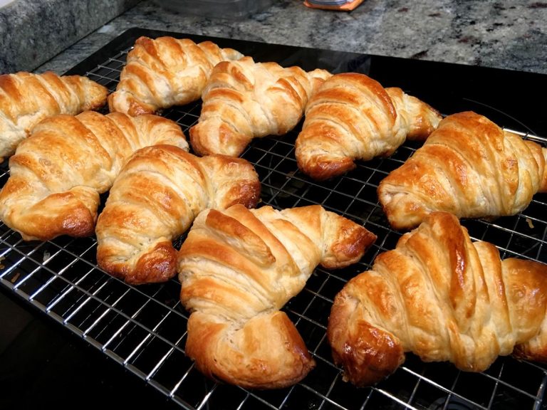 Cum poți să faci croissante pufoase chiar la tine acasă. Pașii pe care trebuie să-i urmezi, ies mai bune ca la patiserie