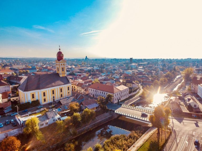 Orașul din România unde ai impresia că ai ajuns la Hollywood. E un magnet pentru turiști