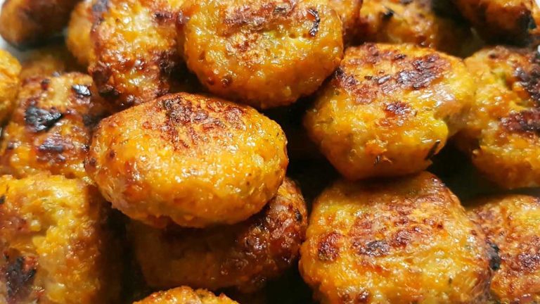 Ingredientul prin care trebuie să dai chiftelele înainte de a le pune în tigaie. Așa ies aurii și pufoase