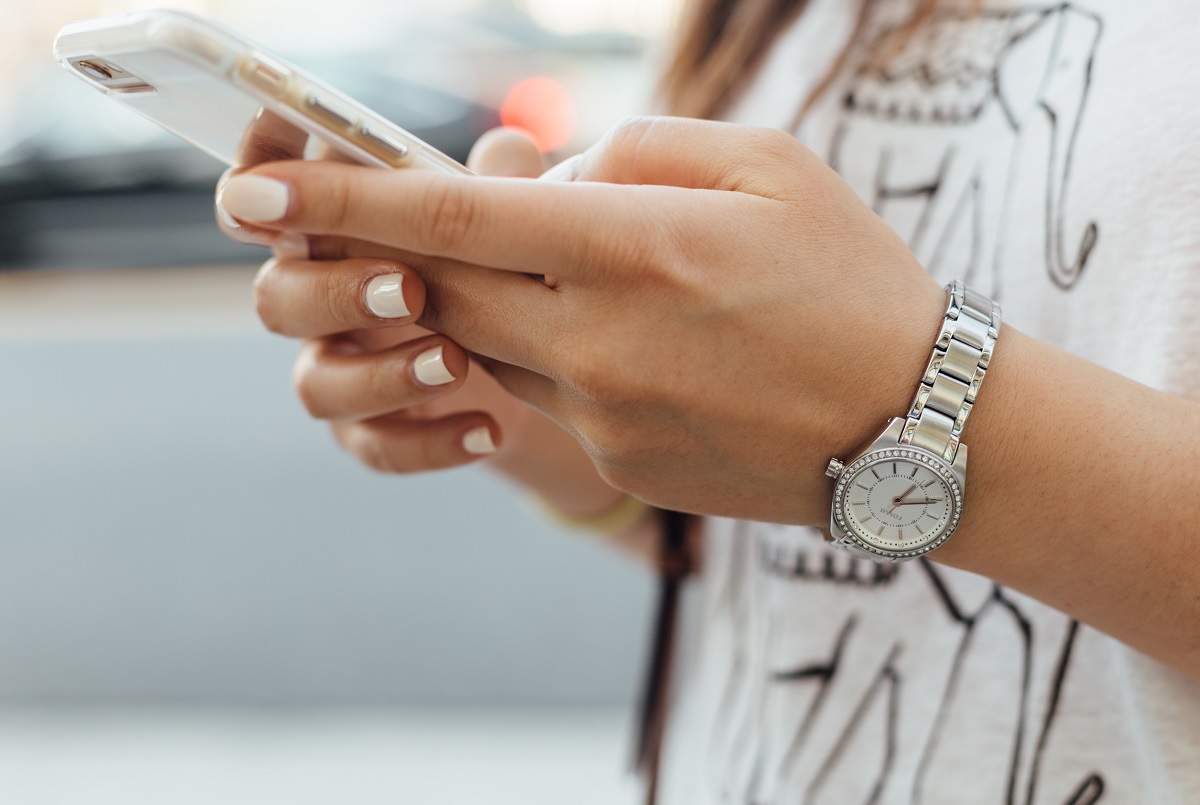 A observat că fiica ei stă non-stop pe telefon, iar când a verificat ce făcea adolescenta a simțit că îi fuge pământul de sub picioare