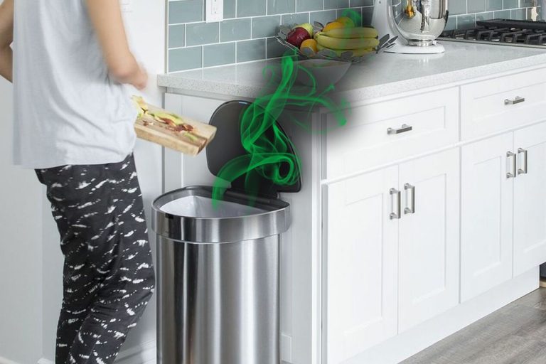 De ce nu trebuie ținut niciodată coșul de gunoi sub chiuvetă. Mulți români fac greșeala