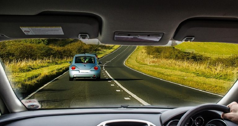 Funcția secretă pe care o are parasolarul mașinii. Mulți șoferi habar nu au, e super utilă