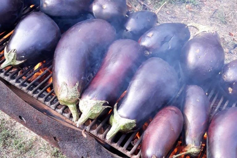 Ce poți să pui în salata de vinete în loc de maioneză. Ingredientul special care o face delicioasă