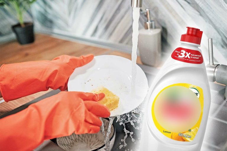 De ce să pui sare în detergentul de vase. Trucul e uimitor, îl vei folosi mereu