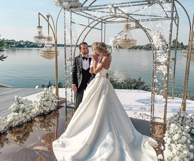 Dani Oțil și Gabriela Prisăcariu s-au cununat religios duminică, 30 iulie