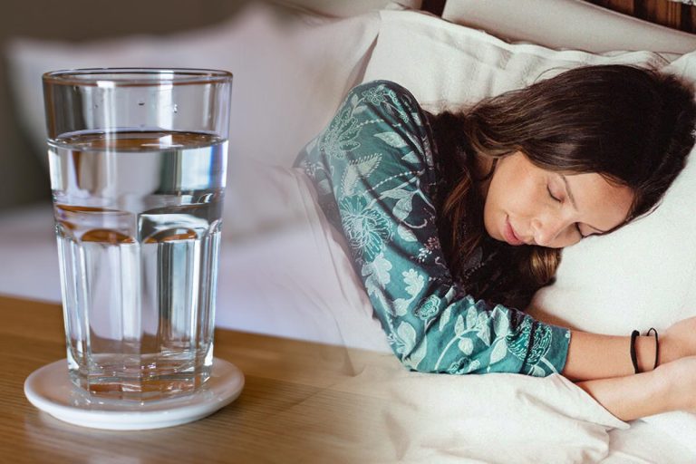 A lăsat un pahar cu apă pe noptieră, peste noapte. Ce a descoperit dimineață a înfricoșat-o