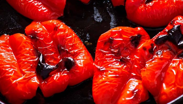 Ce să faci cu ardeii înainte de a-i pune la copt. Trucul special care le dă un gust aparte