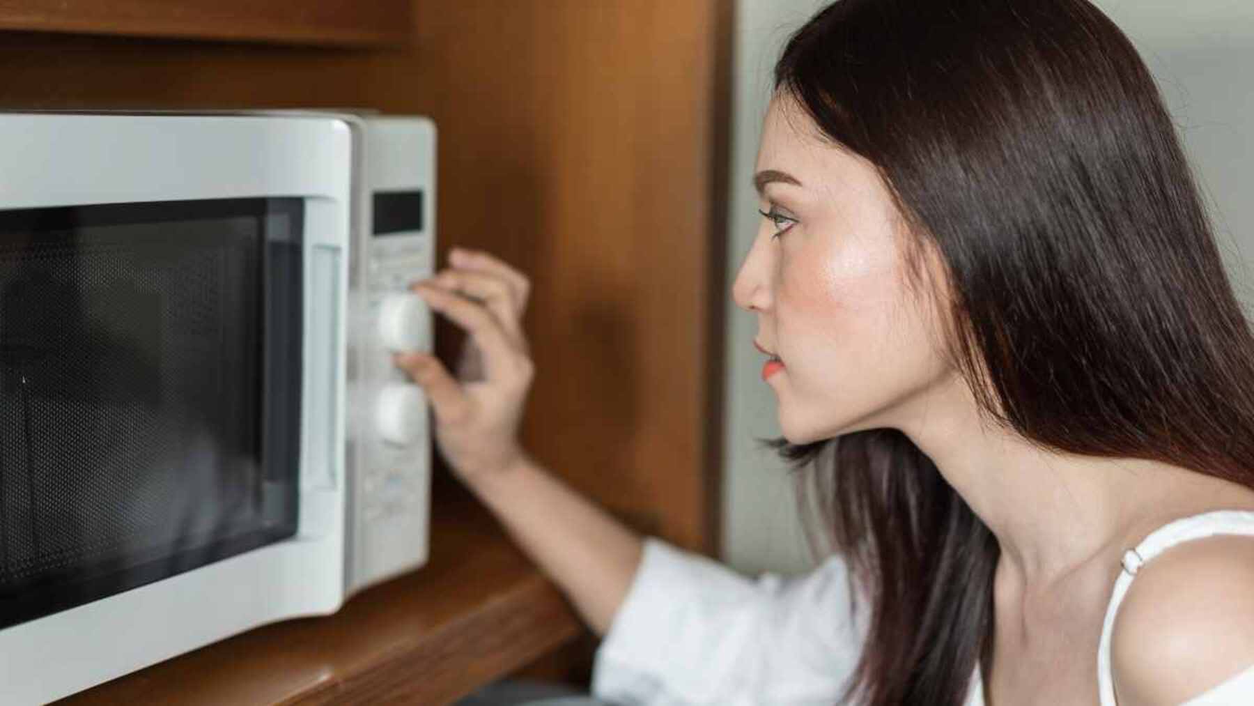 Butonul secret pe care il are cuptorul cu microunde