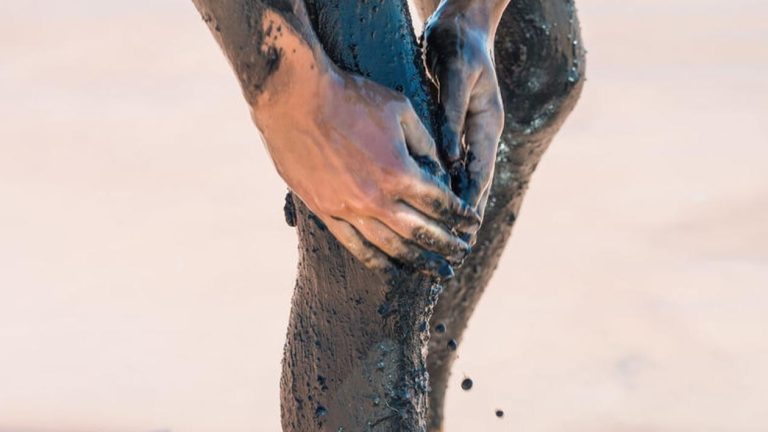 Când este bine să te dai cu nămol. Greșeala uriașă pe care o fac mulți români