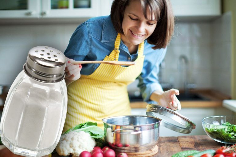 Cea mai mare greşeală a gospodinelor când gătesc supa de pui. Când se adaugă sarea în mâncare, de fapt