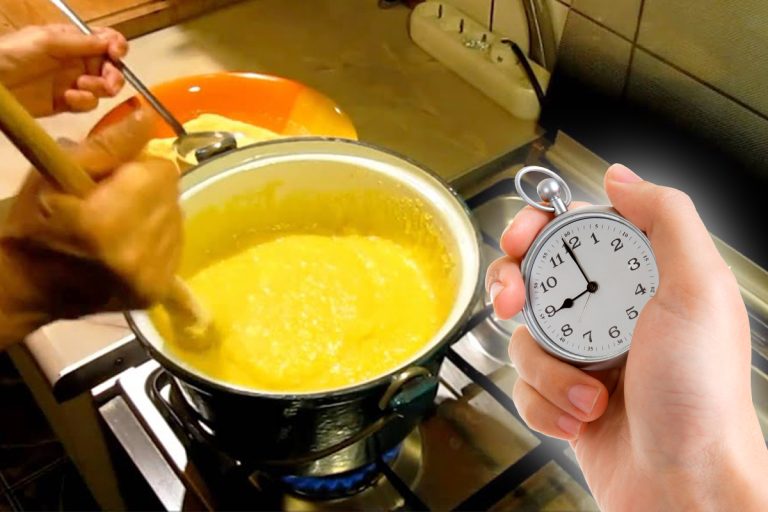 Cât timp se fierbe mămăliga, de fapt. Greșeala pe care o fac multe gospodine, de asta are cocoloașe