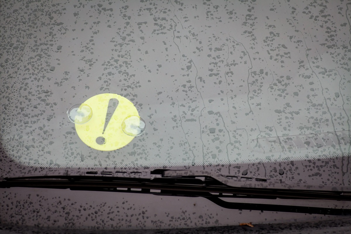 Cât timp se țin semnele de începător pe parbriz. Ce amendă riscă șoferii care nu le folosesc 1