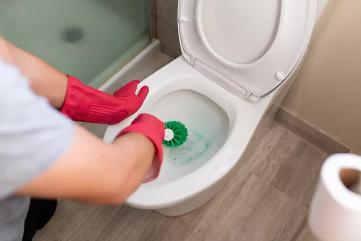 Amestecul puternic care elimină rapid mirosul neplăcut și murdăria din baie