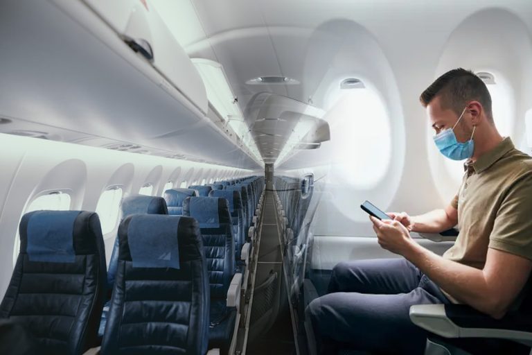 Cel mai bun loc în avion în caz de accident. Unde să te așezi ca să-ți salvezi viața, puțini știu