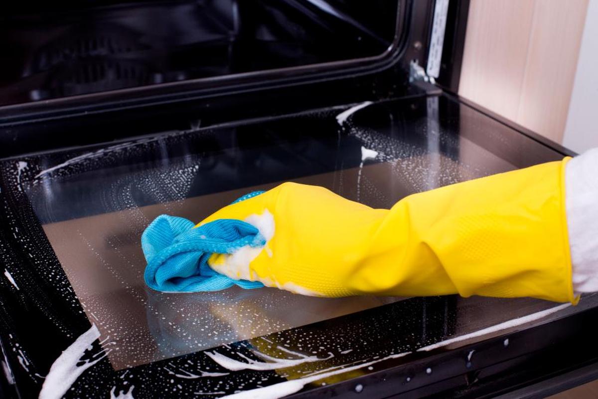 Cu ce sa cureti sticla cuptorului. Grasimea va disparea intr-o clipa cu aceste ingrediente banale din bucatarie