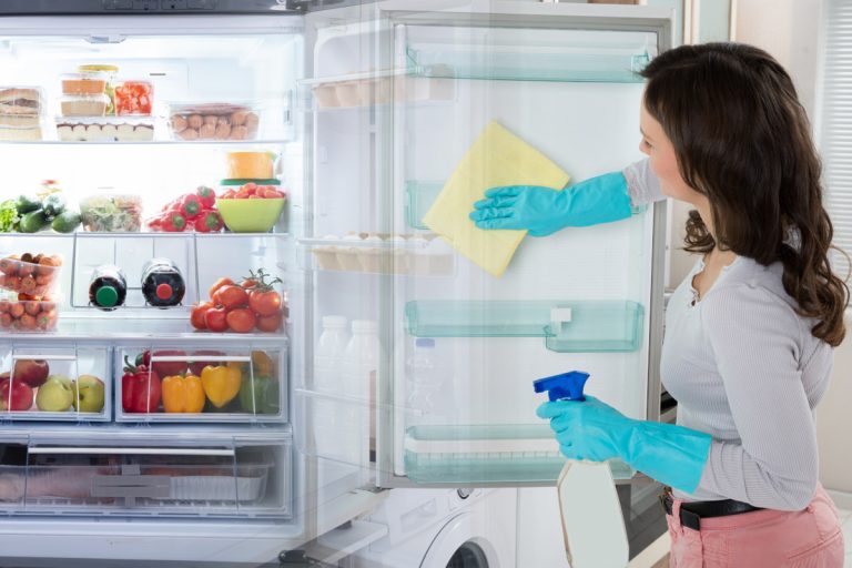 Cu ce se spală frigiderul, de fapt. Amestecul ieftin și eficient care elimină rapid murdăria și mirosurile urâte