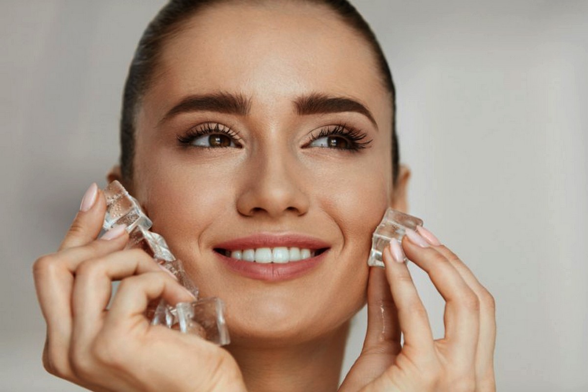 Cuburile de gheata sunt excelente pentru fata