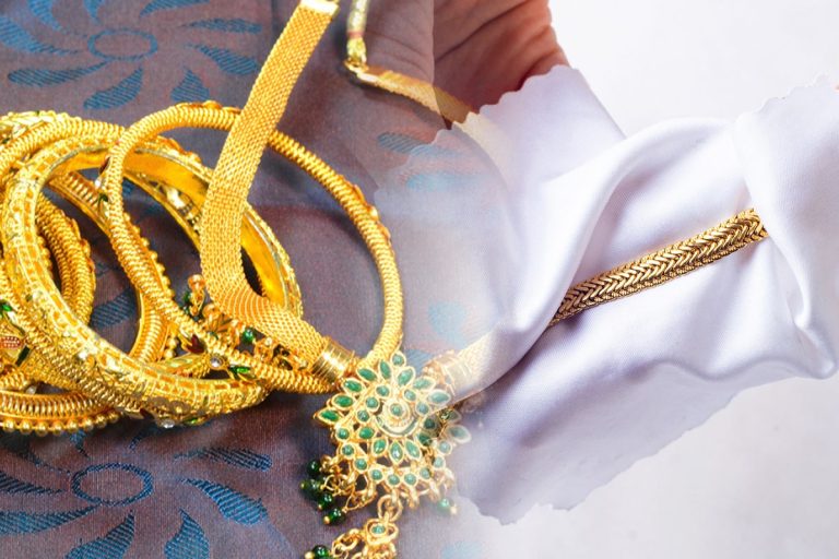 Cum cureți corect bijuteriile din aur. Ai nevoie de un ingredient banal din bucătărie, trucul simplu și eficient