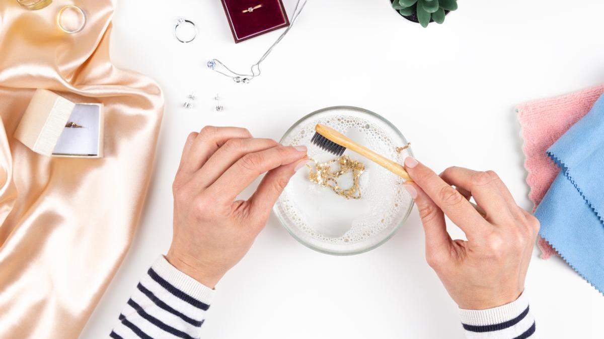 Cum cureti corect bijuteriile din aur
