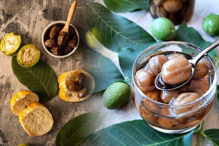 Cum se face dulceața de nuci. Cele două ingrediente adăugate la final dau tot gustul bun