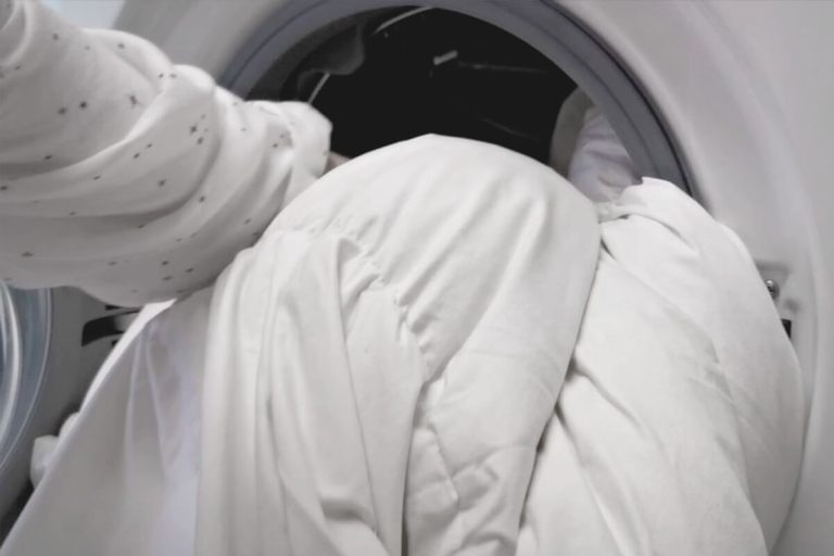 Cum speli acasă pilota de pat. Ingredientul pe care să-l adaugi pentru un miros plăcut și un alb imaculat