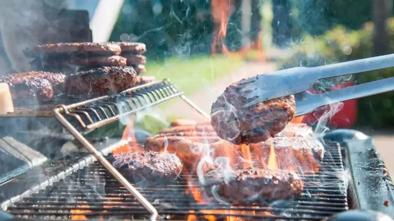 Cea mai ieftină și eficientă metodă prin care poți curăța grătarul. Nu ai nevoie de produse din comerț, găsești tot ce îți trebuie în gospodăria ta