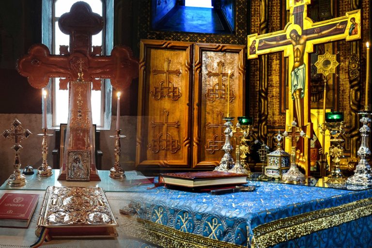 De ce femeile nu au voie în Sfântul Altar, de fapt. Explicația clară a preotului