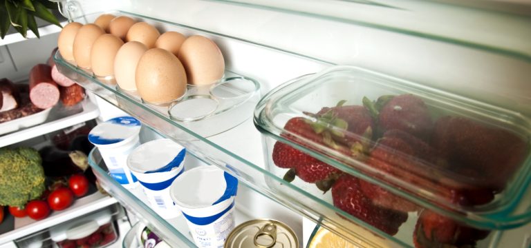 Uită de soluțiile din comerț. Ingredientul ieftin care elimină mirosurile neplăcute din frigider