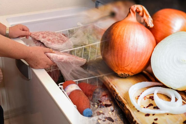 Motivul genial pentru care gospodinele pricepute pun ceapă în congelator. Trucul îți ușurează viața