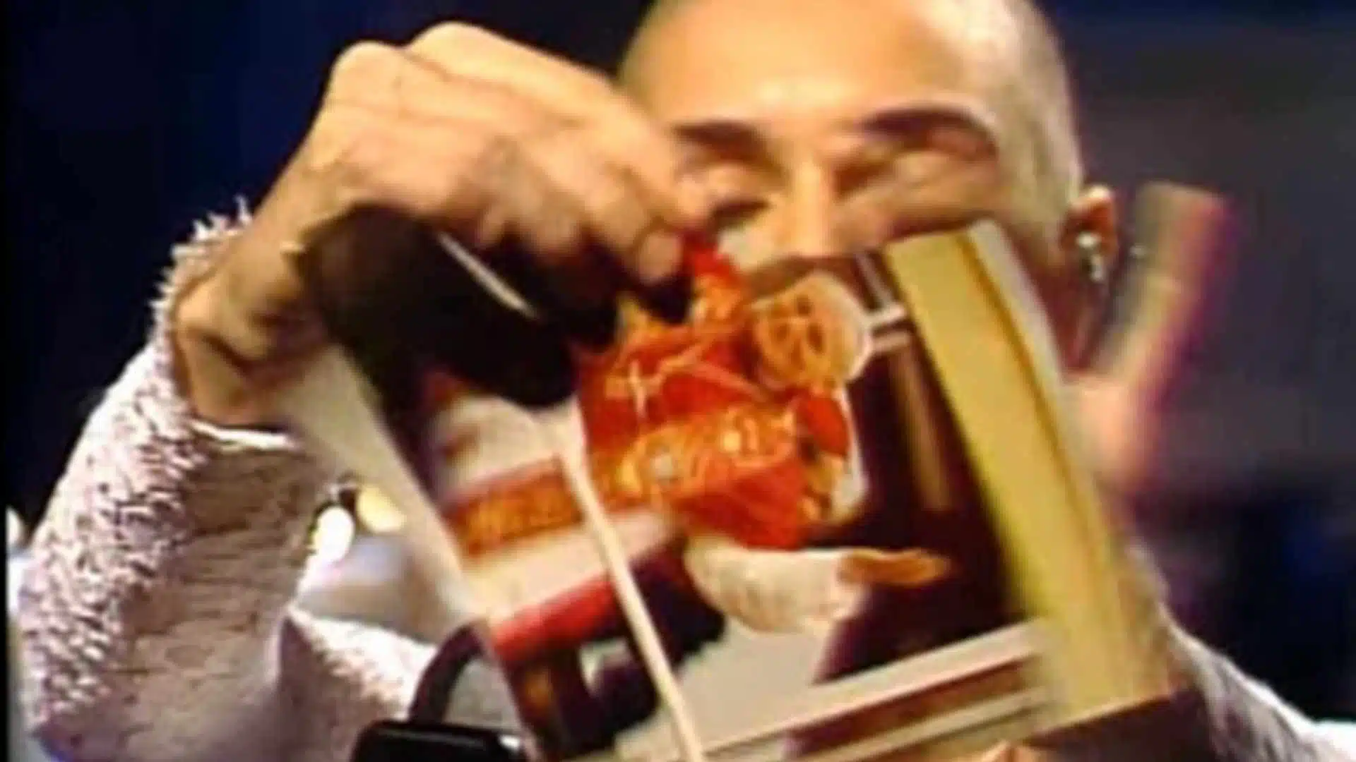 Motivul pentru care Sinead O'Connor a rupt poza Papei