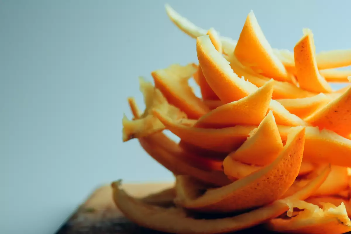 Nu mai arunca la gunoi cojile de portocală