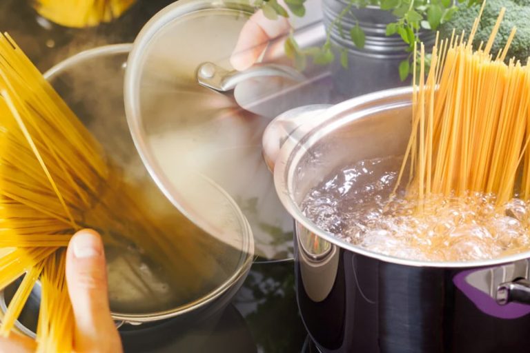 Nu mai arunca apa în care ai fiert pastele, faci o mare greșeală. Trucul secret știut doar de francezi