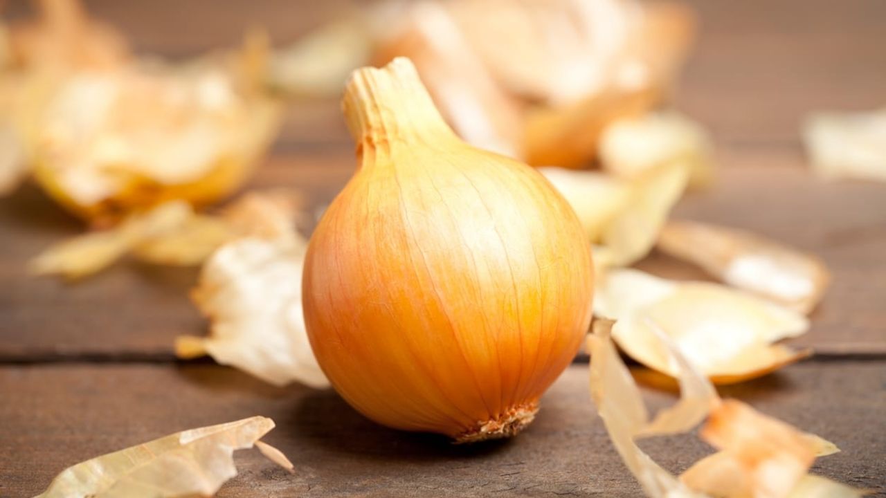 Nu mai arunca cojile de ceapa. Vezi ce poti face cu ele