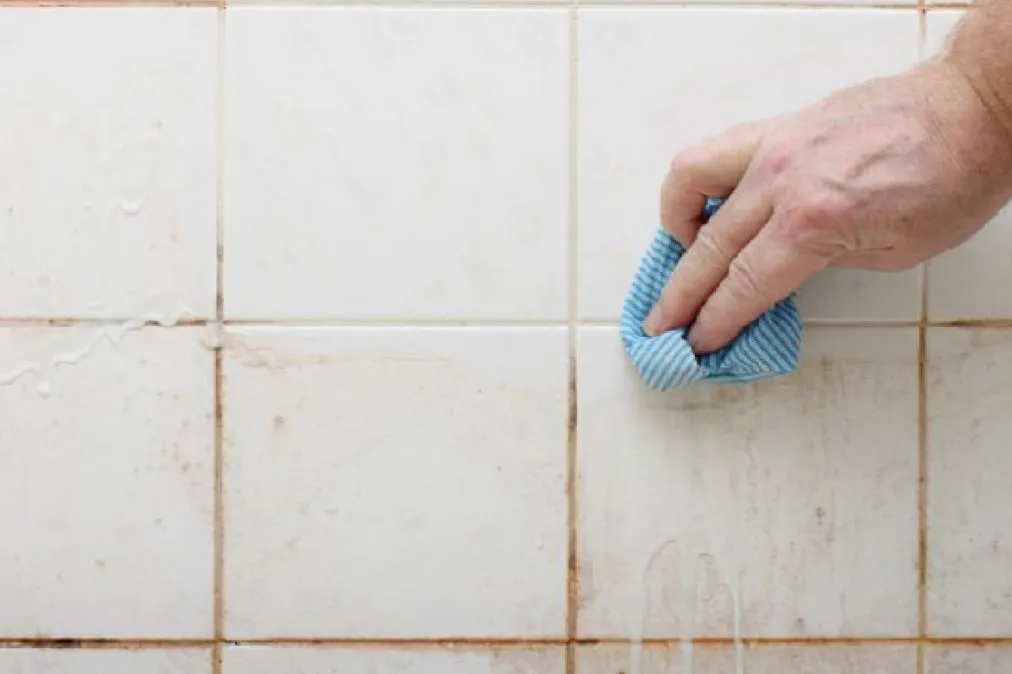 Oțetul alb pentru curățarea faianței din bucătărie