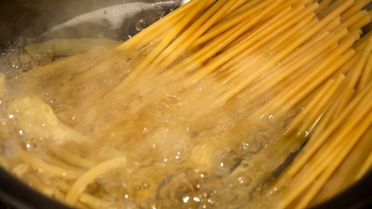 Ingredientul pe care să-l adaugi în apa clocotită, înainte să pui pastele la fiert. Așa nu se vor mai lipi, trucul genial