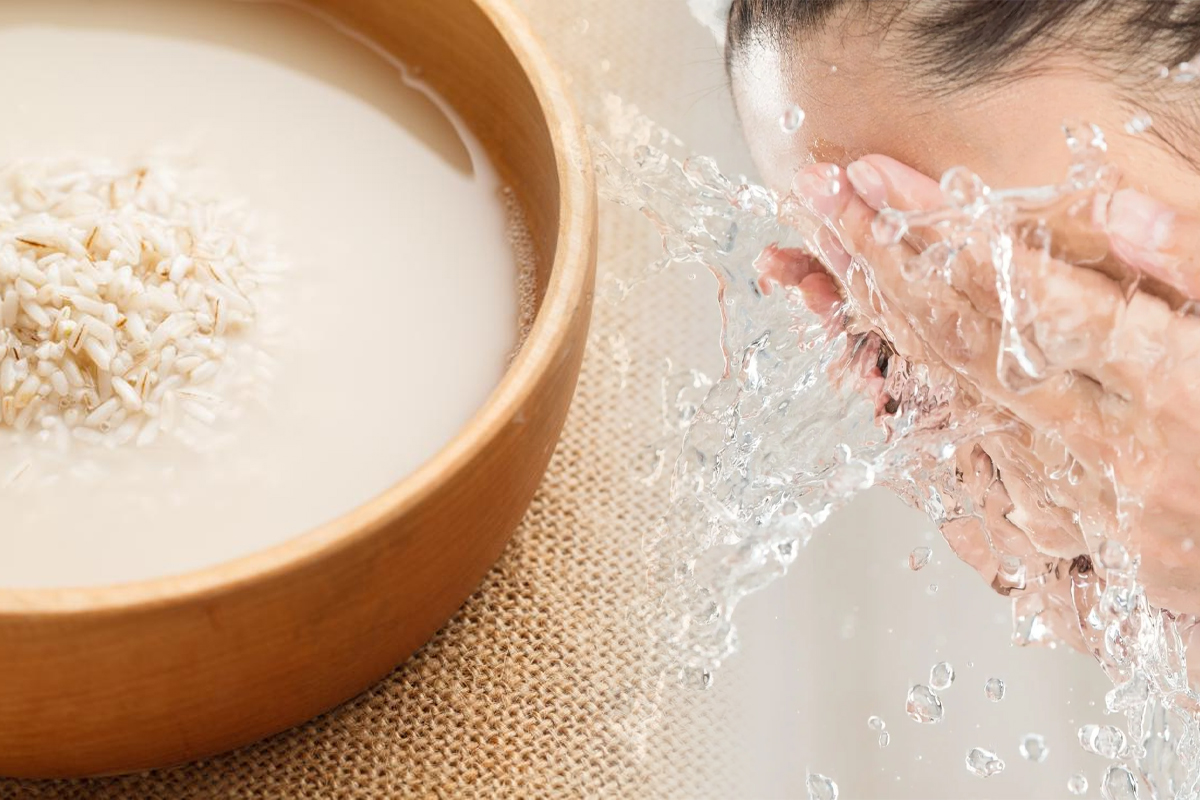 S-a spalat pe fata cu apa in care a fiert orezul, rezultatul a uimit-o total. Nu s-a recunoscut in oglinda