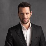 Schimbare de look pentru Adrian Nartea. Actorul s-a lasat pe mana fanilor, ce a iesit Soțta mea a zis un DA asa mai timid VIDEO EXCLUSIV