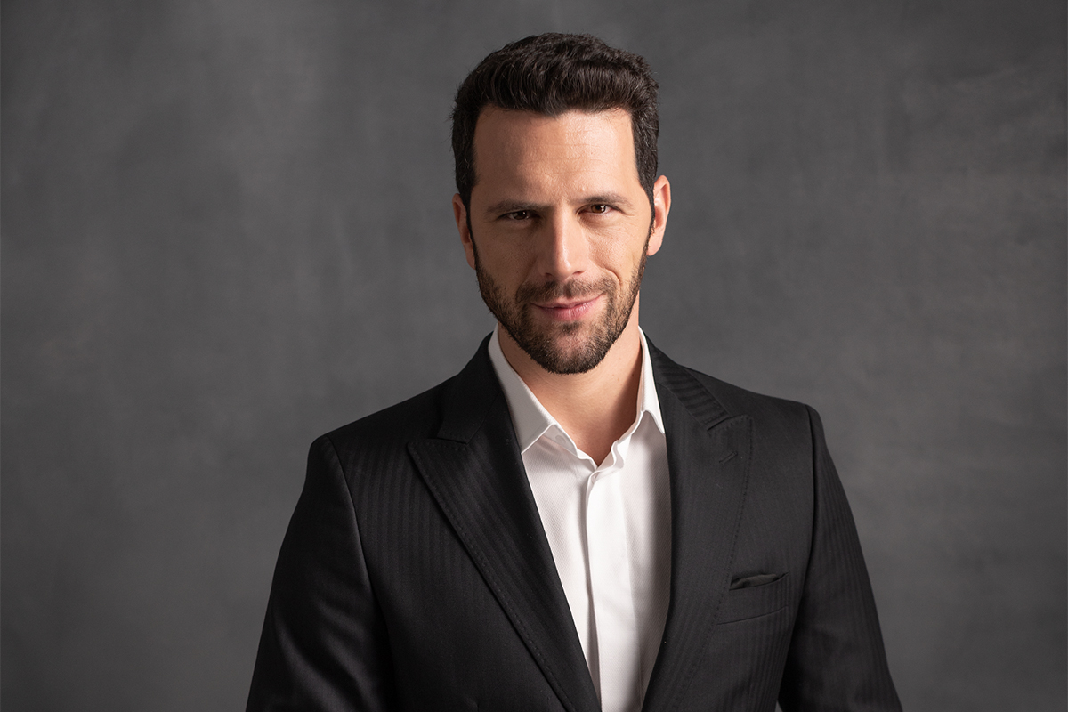 Schimbare de look pentru Adrian Nartea. Actorul s-a lasat pe mana fanilor, ce a iesit Soțta mea a zis un DA asa mai timid VIDEO EXCLUSIV