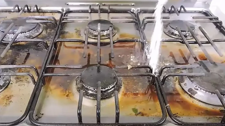 Uită de bicarbonat. Cu ce să cureți arsura de pe aragaz, de fapt. Cea mai simplă metodă la care nu te-ai fi gândit