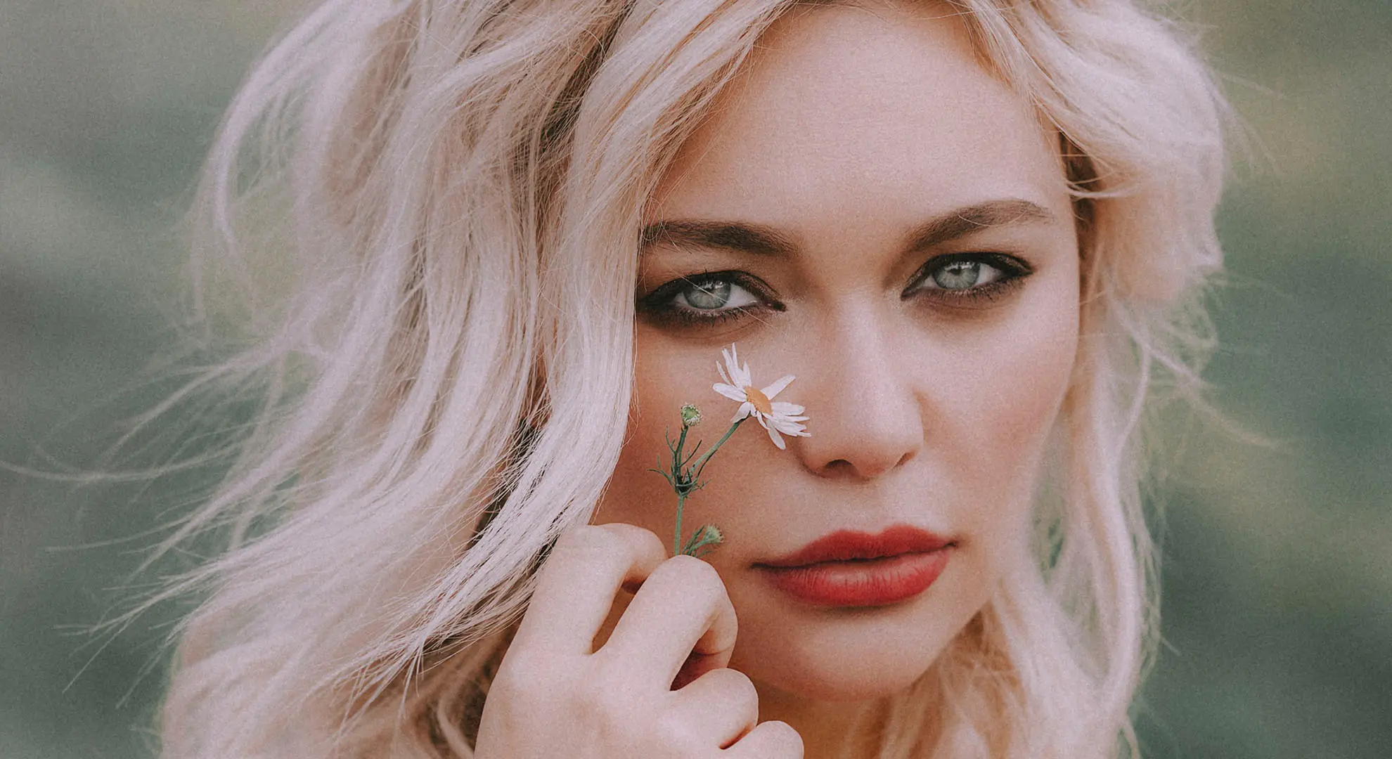 Secrete pentru un machiaj rezistent pe timp de vara