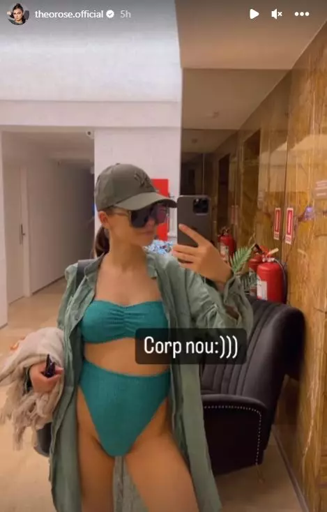 Theo Rose in costum de baie