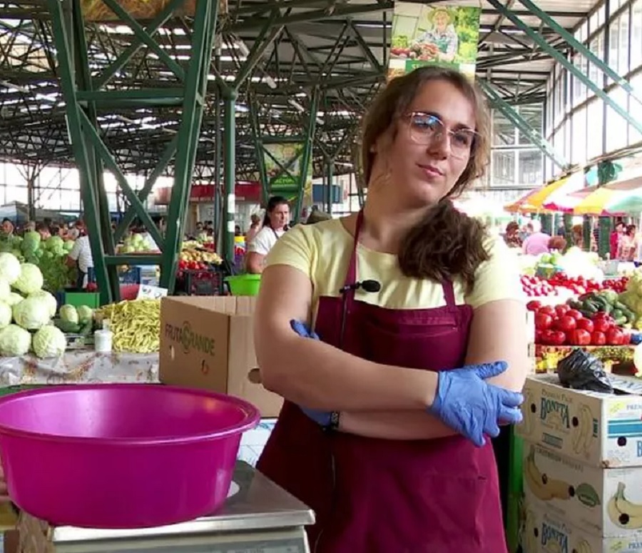 Cine este adolescenta admisă la toate facultățile de medicină din România, care vinde roșii în piață. E olimpică la Biologie