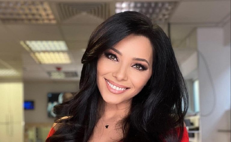 Cum arată Corina Caragea în costum de baie. Vedeta Pro TV este surprinsă rar în această ipostază FOTO