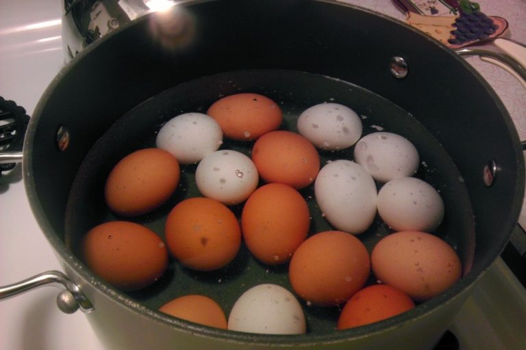 Secretele pe care orice gospodină trebuie să le știe. Ce să adaugi în apa în care fierb ouăle, niciunul nu se va mai sparge